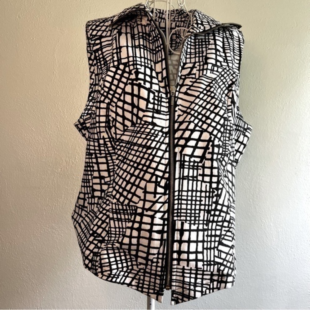 Attyre white/black vest, Sz XL. Like new.